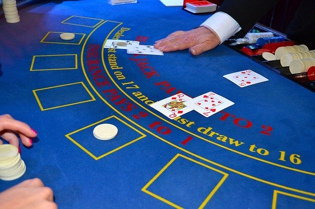 ¿Cómo se juega al blackjack?